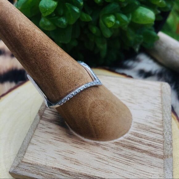 Sterling Silver CZ V Shape Ring Size 7 - Picture 2 of 4